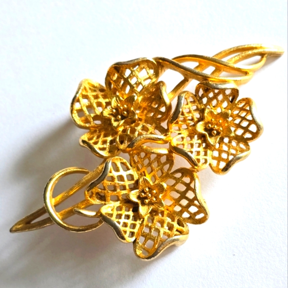Vintage Lisner brooch three flowers Gold tone pin usner floral jewelry